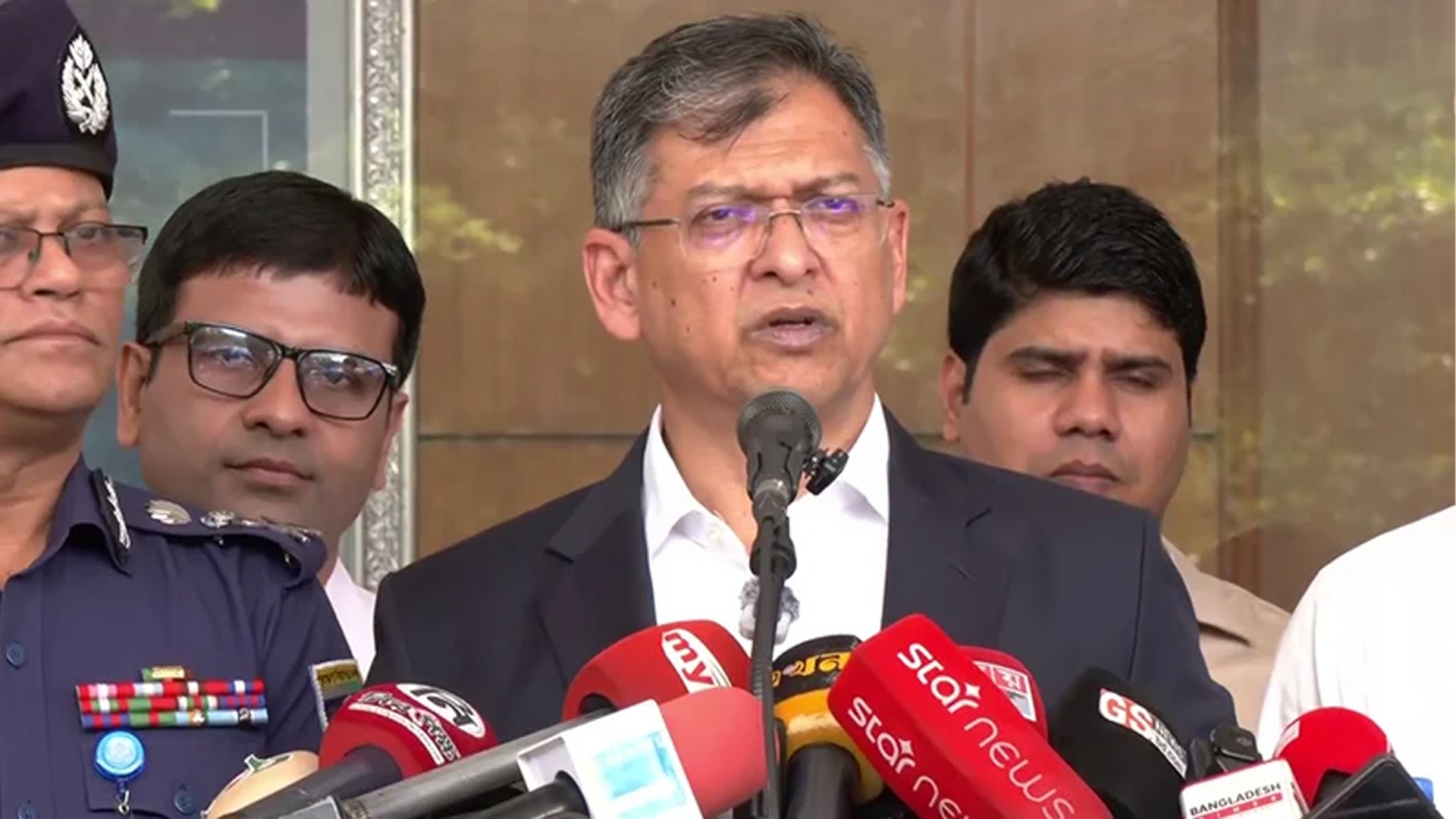 অবৈধ ও লুট হওয়া অস্ত্র উদ্ধারে পুলিশের বিশেষ ইউনিট: স্বরাষ্ট্রমন্ত্রী